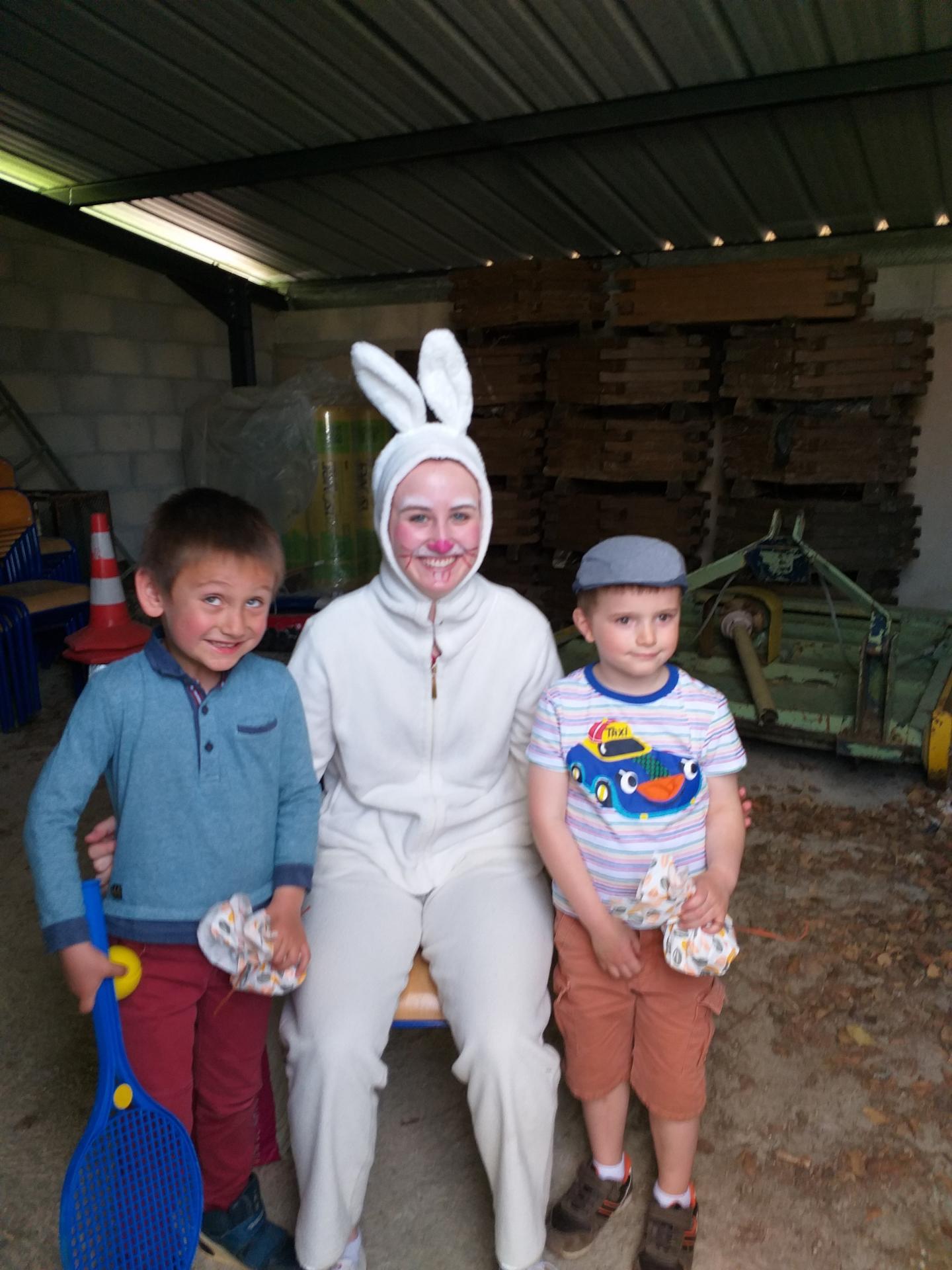 enfants et lapin